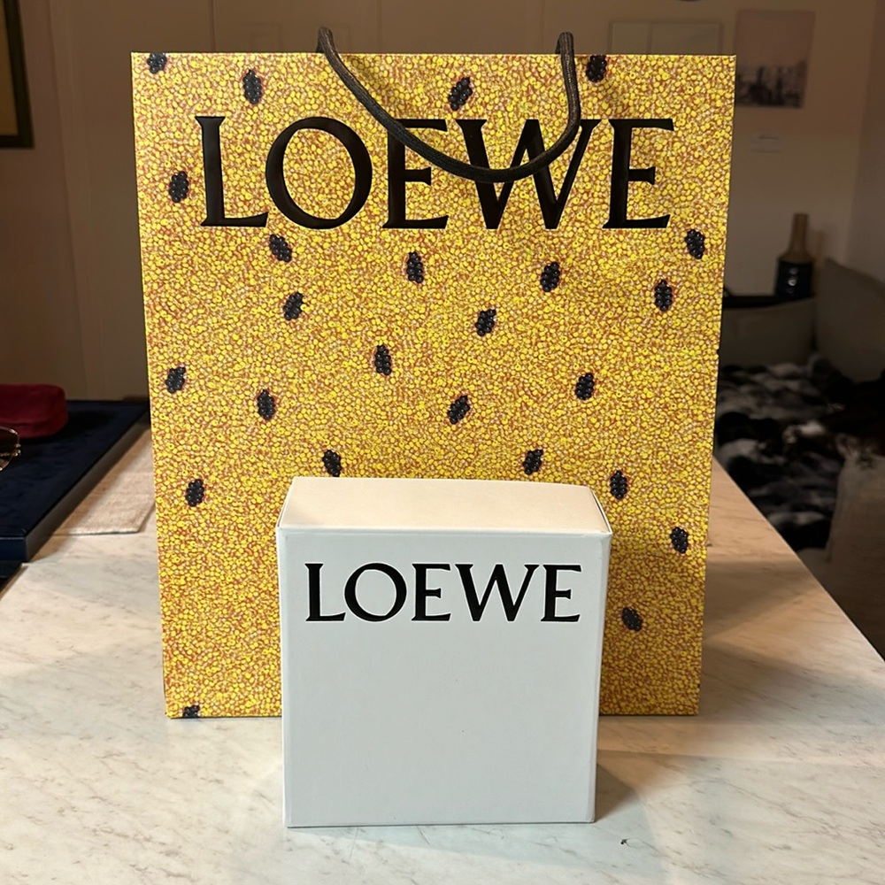 ✨🫐Luxury Designer Bags and Boxes for Sale!
LOEWE SMALL BOX +BAG EXELLENT CON✨🫐